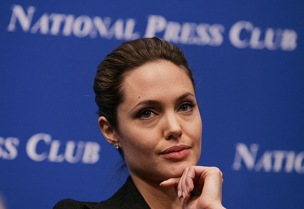 what is angelina jolie iq score